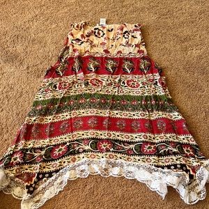 Worn once. Step in Style print sleeveless tunic w/ uneven hemline and lace trim